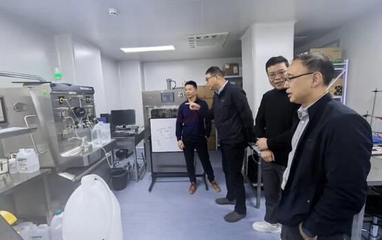Lu Wang, Chief of the Drug Administration and Medical Equipment Section of the Bureau of Animal Husbandry and Veterinary Medicine of the Ministry of Agriculture and Rural Affairs, and his entourage visited Huiliao Bio for inspection and research.